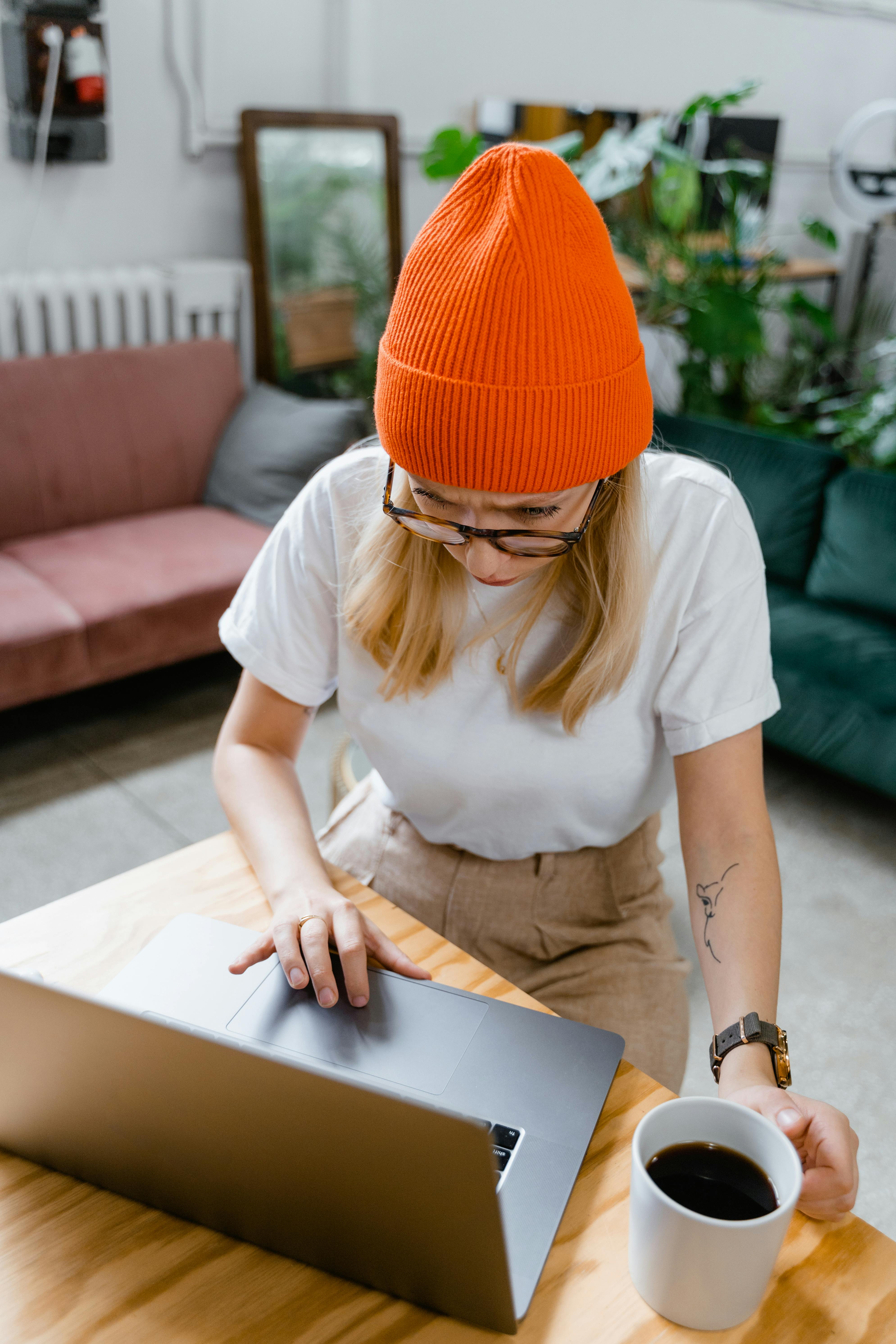 Person sitzt lange am Schreibtisch – Rectify für Vielsitzende