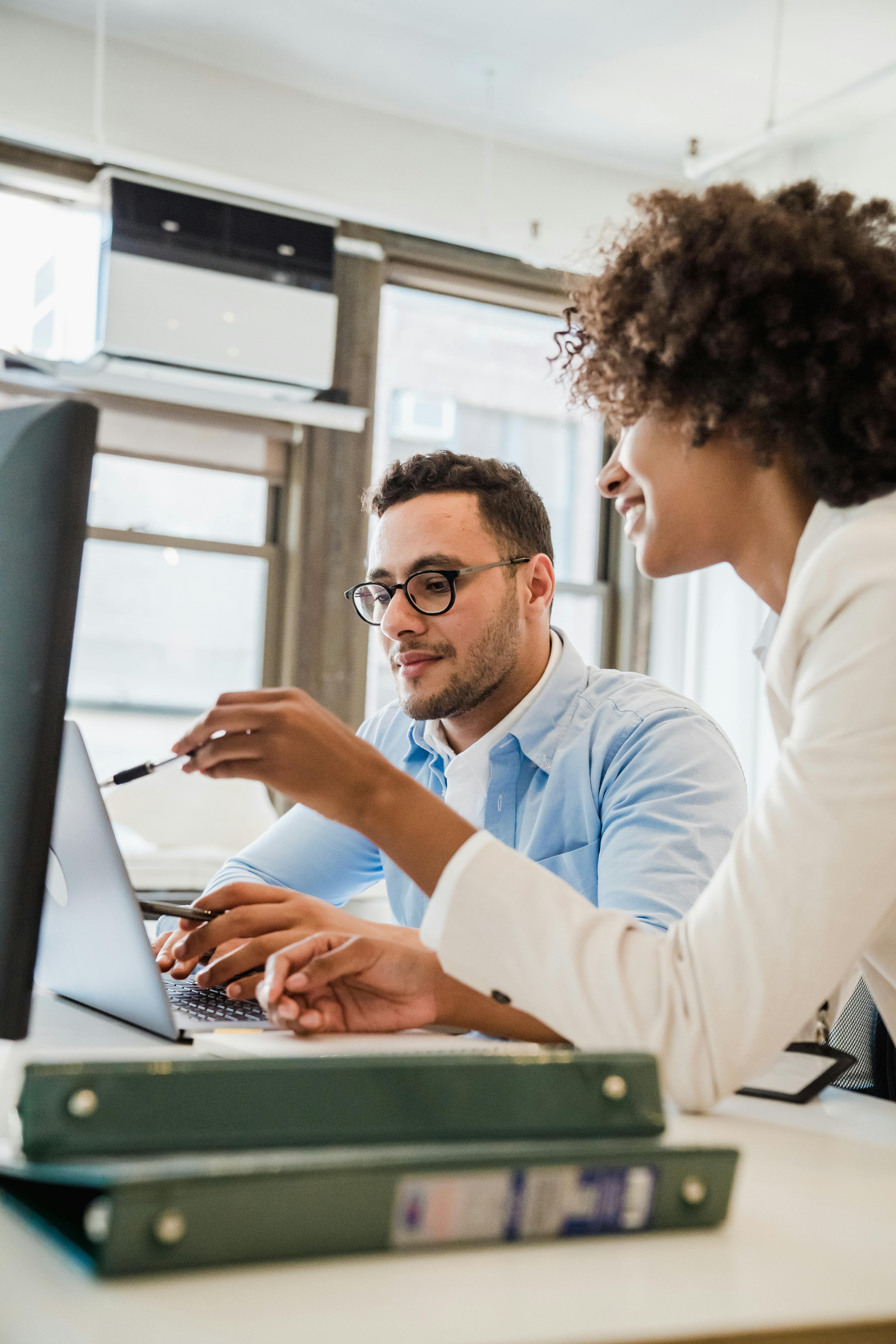 Büro-Team bei der Arbeit – Rectify für Unternehmen